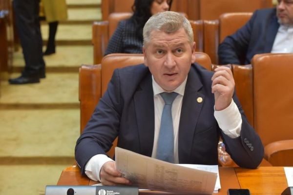 FLORIN ROMAN (PNL): ”USR A URCAT 3 SONDAJE CARE AU CLACAT DE FIECARE DATĂ, LA ALEGERILE LOCALE! LASCONI ÎȘI DISPUTĂ LOCURILE 4 ȘI 5”