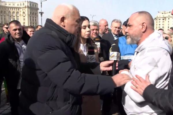 Echipa Realitatea Plus, luată cu asalt de infiltrați. Avem dovada: taximetristul scandalagiu și-a încercat norocul în politică