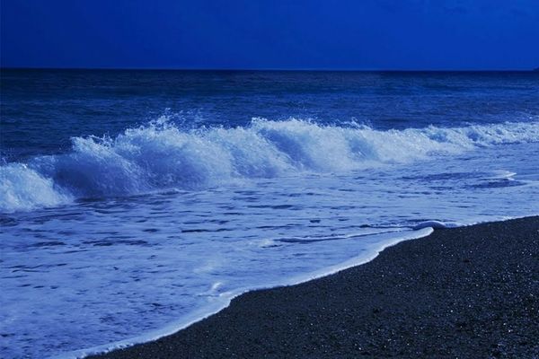 Alertă în stațiunile de la malul mării. Salvamari au ridicat steagul roșu din cauza valurilor extrem de periculoase