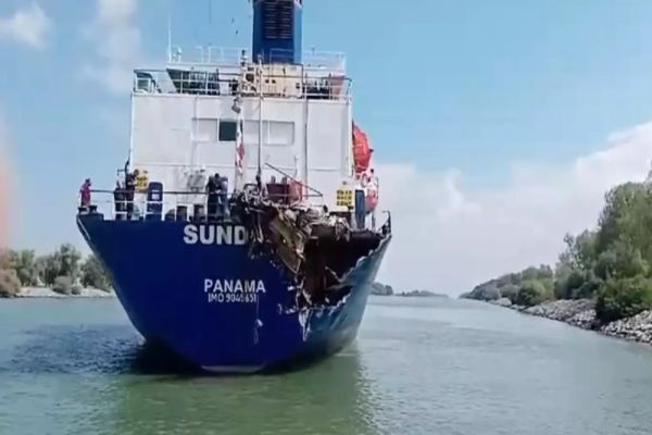 DOUĂ NAVE S-AU CIOCNIT PE CANALUL SULINA, LA MILA 18