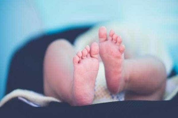 TRAGEDIE ÎN BELGIA: BEBELUȘ DE 15 LUNI GĂSIT MORT ÎNTR-O MAȘINĂ, UITAT DE TATĂ ÎN PARCARE