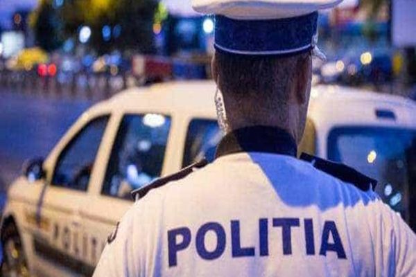 POLIŢIŞTI AMENINŢAŢI CU TOPOARELE DE DOI BĂRBAŢI REVOLTAȚI CĂ LI S-A CERUT CĂ DEA MUZICA MAI ÎNCET. UN AGENT A TRAS UN FOC DE AVERTISMENT