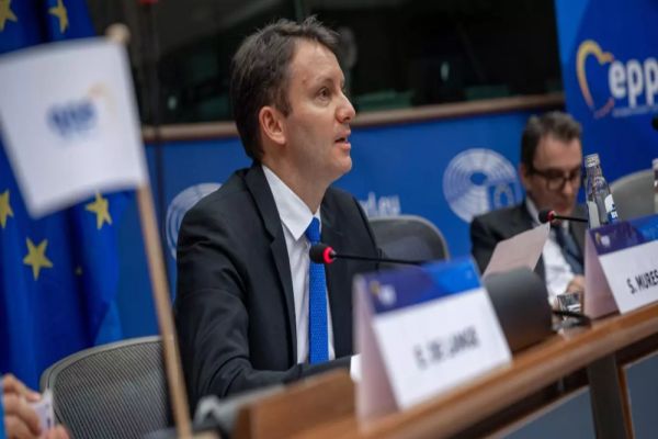 SIEGFRIED MUREȘAN: ROMÂNIA RISCĂ SĂ PIARDĂ FONDURI EUROPENE FIINDCĂ PREMIERUL CIOLACU A MODIFICAT PNRR
