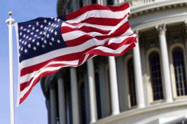 O FEMEIE A MURIT ÎN CALIFORNIA DUPĂ CE A RĂMAS CU CAPUL BLOCAT ÎNTR-UN CONTAINER DE DONAȚII