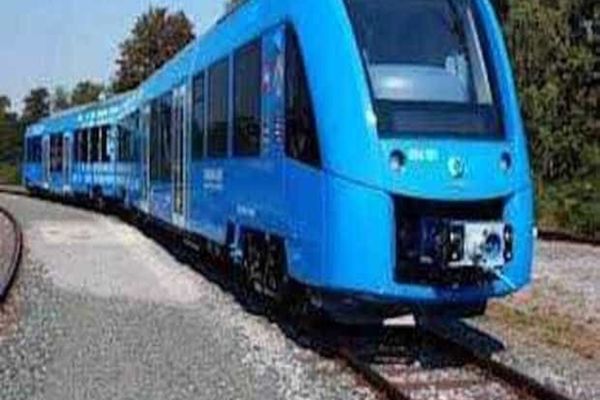 Un tren plin cu pasageri a lovit osii metalice puse pe șine de doi adolescenți. Locomotiva a fost avariată