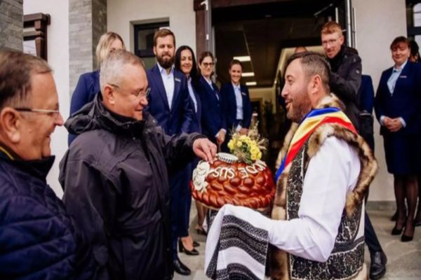 NICOLAE CIUCĂ, VIZITĂ LA HORODNIC DE SUS: ”L-AM ÎNTÂLNIT PE PRIMARUL VALENTIN LUȚĂ, UN OM CREDINCIOS, FAMILIST CARE ÎȘI SLUJEȘTE COMUNITATEA CU PASIUNE”