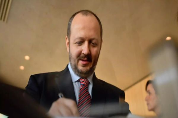 PAPAHAGI ÎI CONSIDERĂ POLITICIENI EXPIRAȚI PE BĂSESCU, ANTONESCU, GEOANĂ ȘI HREBENCIUC. CIUCĂ E CE TREBUIE ACUM