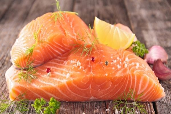 ALARMĂ ALIMENTARĂ: AUCHAN RETRAGE DE LA VÂNZARE UN SOMON AFUMAT CONTAMINAT CU LISTERIA