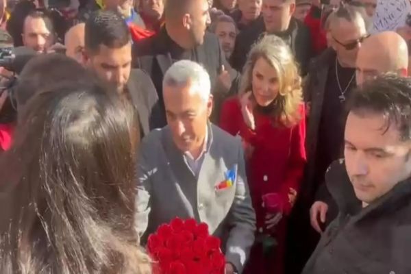 MAREA UNIRE A NEAMULUI, ÎN ZI DE MARE SĂRBĂTOARE. CĂLIN GEORGESCU ESTE ALĂTURI DE POPORUL ROMÂN: MII DE OAMENI AU SCANDAT ”GEORGESCU PREȘEDINTE!” 