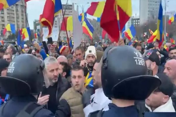 TENSIUNI ÎN PIAȚA VICTORIEI, JANDARMII AU FORMAT UN CORDON ÎN FAȚA GUVERNULUI. REALITATEA PLUS LANSEAZĂ UN APEL LA CALM. INFORMARE OFICIALĂ A JANDARMERIEI - VIDEO