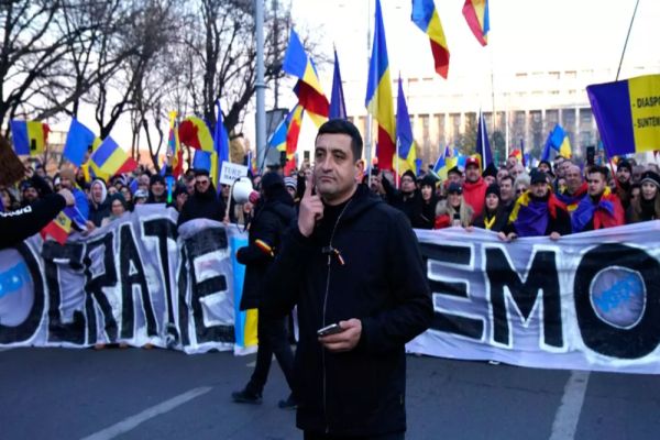ZIUA UNIRII PRINCIPATELOR ROMÂNE. AUR ORGANIZEAZĂ ”MARȘUL UNIRII” LA IAȘI ȘI FOCȘANI. GEORGE SIMION PARTICIPĂ ȘI LA ”MAREA HORĂ A UNIRII NEAMULUI”