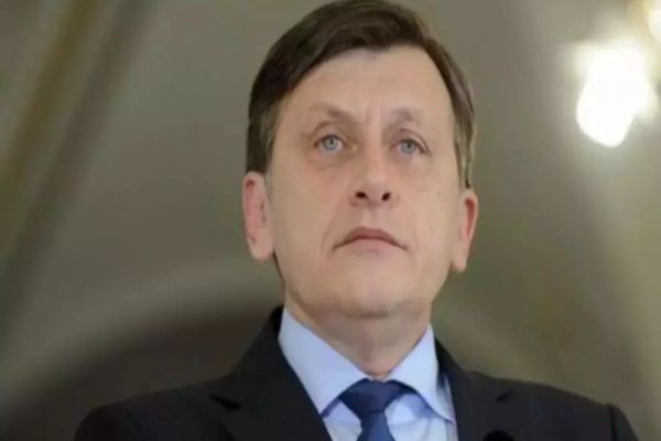 CRIN ANTONESCU DESPRE IOHANNIS: „LIPSA DIALOGULUI CU ROMÂNII CREEAZĂ O CRIZĂ LA PALATUL COTROCENI. PREȘEDINTELE NU ARE DREPT LA TĂCERE”