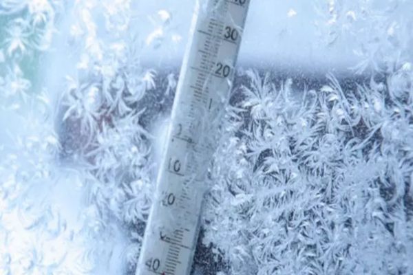 Frig și polei după ninsori: meteorologii anunță temperaturi de până la −7°C