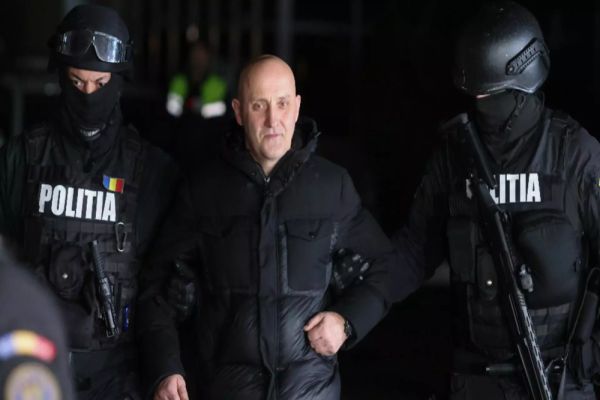 Mobilizare uriașă. Mascații îl așteaptă pe Horațiu Potra pe Aeroportul Otopeni 