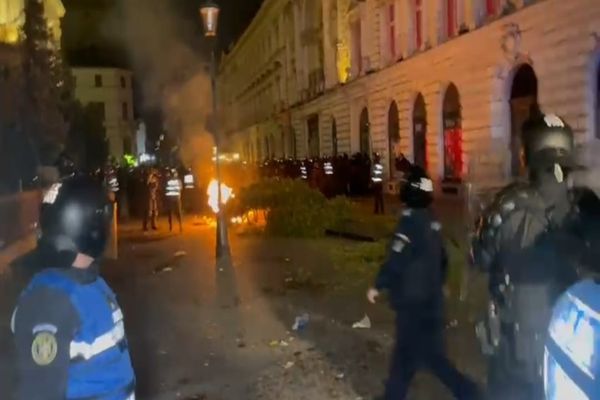 HAOS ÎN FAȚA BIROULUI ELECTORAL CENTRAL. PROTESTE VIOLENTE DUPĂ RESPINGEREA CANDIDATURII LUI CĂLIN GEORGESCU LA ALEGERILE PREZIDENȚIALE
