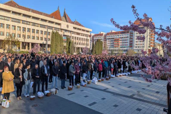 MIERCUREA-CIUC: TRADIȚIONALUL CEREMONIAL DE SFINȚIRE A BUCATELOR DE PAȘTELE CATOLIC