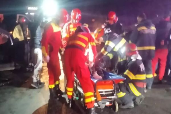 ACCIDENT CU 20 DE PERSOANE ÎN CONSTANȚA. MICROBUZ CU PASAGERI, LOVIT DE UN AUTOTURISM – O FEMEIE LA SPITAL