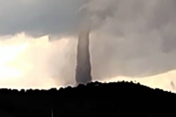 TORNADĂ ÎN TULCEA, ÎNTRE HORIA ȘI MIRCEA VODĂ. AUTORITĂȚILE AU EMIS MESAJ RO-ALERT