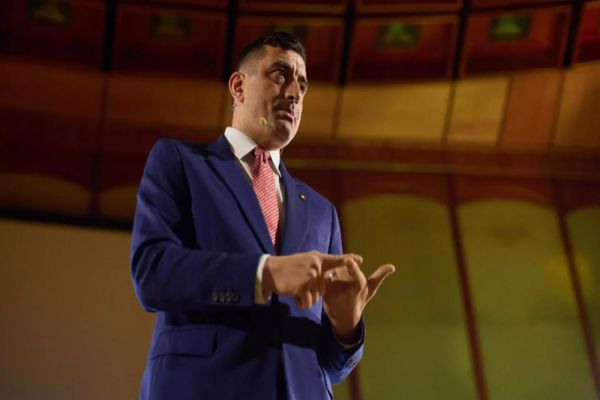 GEORGE SIMION, ALĂTURI DE MICII PRODUCĂTORI ROMÂNI. POVEȘTILE CUTREMURĂTOARE ALE CELOR CARE ÎNCEARCĂ SĂ-ȘI CÂȘTIGE PÂINEA: NU AM O MÂNĂ, DAR MUNCESC 