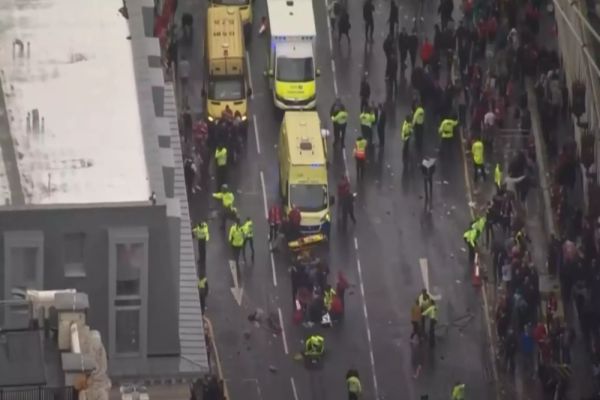 INCIDENT GRAV LA LIVERPOOL. UN BĂRBAT A INTRAT CU MAȘINA ÎN MULȚIMEA CARE SĂRBĂTOREA CÂȘTIGAREA TITLULUI ÎN PREMIER LEAGUE 