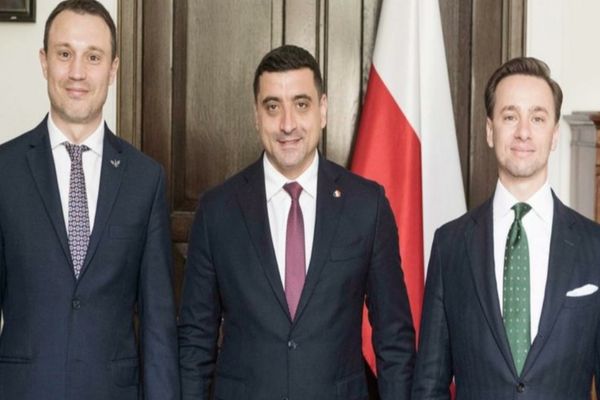 GEORGE SIMION, ÎN VIZITĂ OFICIALĂ ÎN POLONIA: „NU MAI ACCEPTĂM ÎNTREBĂRI IDIOATE ȘI MINCIUNI SFRUNTATE”