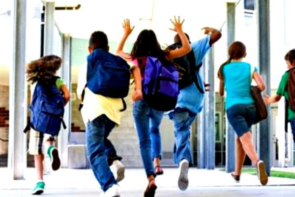 ELEVII INTRĂ VIERI ÎN VACANȚA DE VARĂ. ANUL ȘCOLAR VIITOR ÎNCEPE PE 8 SEPTEMBRIE