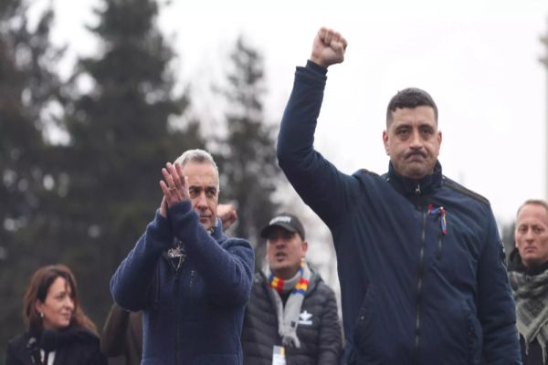 Mobilizare generală de 1 Decembrie! Mii de oameni ies în stradă la Alba Iulia alături de Călin Georgescu și George Simion