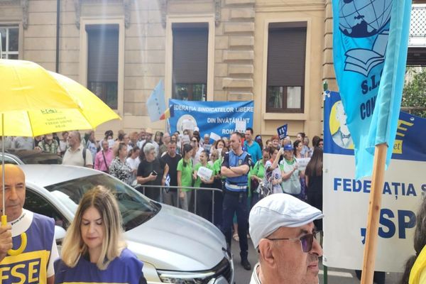 A DOUA ZI DE PROTESTE LA MINISTERUL EDUCAȚIEI: ÎNCEPUTUL DE AN ȘCOLAR, SUB SEMNUL ÎNTREBĂRII. RĂSPUNS HALUCINANT AL LUI DANIEL DAVID PENTRU SINDICALIȘTI