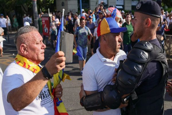 GEORGE SIMION: UN CRIMINAL UMBLĂ ÎN LIBERTATE DE 14 ZILE, JANDARMII PĂZESC O DUBIȚĂ CU CARTOFI  