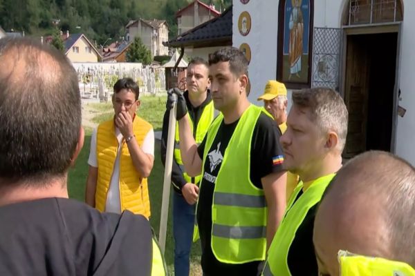 GEORGE SIMION, MOMENT DE RECULEGERE LA BISERICA DIN BROȘTENI: M-AM RUGAT PENTRU GLORIA POPORULUI ROMÂN, CA FIECARE OM SĂ TRĂIASCĂ ÎN PACE - VIDEO 