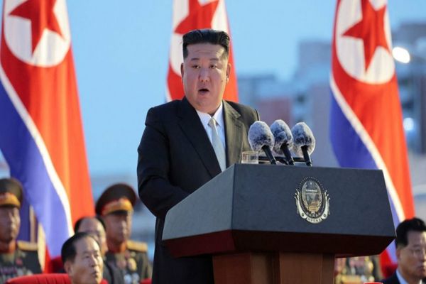 Imagini neobișnuite din Coreea de Nord: Kim Jong Un, îmbrăcat gros, într-un spa plin de aburi, printre muncitori