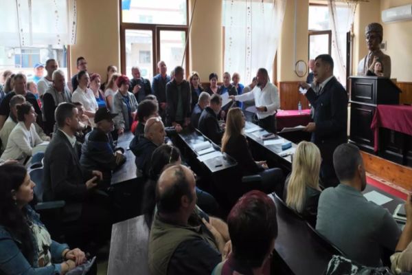 GEORGE SIMION, ÎN MIJLOCUL ROMÂNILOR DIN BRAD, DAȚI AFARĂ DE LA FABRICĂ. ”CER INTERVENȚIA PREMIERULUI ȘI A MINISTRULUI ECONOMIEI” 