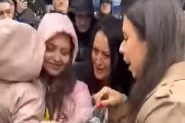 GEST SIMBOLIC LA BUFTEA: JURNALISTA ALESSIA PĂCURARU A OFERIT BOMBOANE COPIILOR VENIȚI LA ACȚIUNEA DE SUSȚINERE A LUI CĂLIN GEORGESCU - VIDEO 