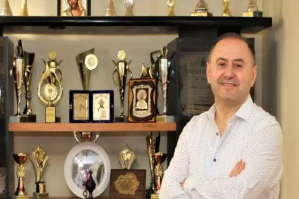 FĂNEL BOGOȘ, OMUL DE AFACERI CARE AR FI PLĂTIT 1,5 MILIOANE DE EURO PENTRU A AJUNGE LA PREMIERUL BOLOJAN, A FOST REȚINUT. DOSAR CU RAMIFICAȚII ÎN SERVICIILE SECRETE