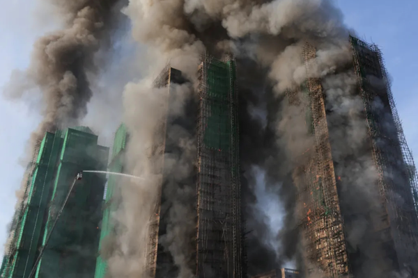 Tragedie în Hong Kong. Patru morți și opt răniți într-un incendiu devastator care a cuprins trei blocuri de 35 de etaje - FOTO/VIDEO