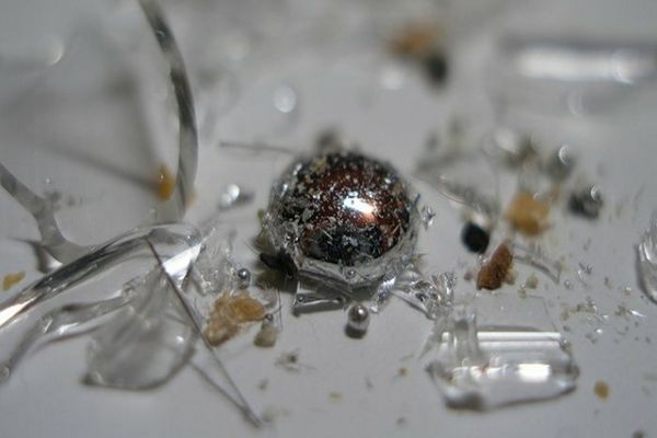 Femeie din Bistrița, intoxicată grav după ce a folosit o cremă cumpărată online. Produsul conținea mercur