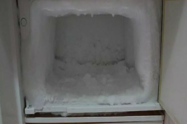 De ce îngheață frigiderul în interior iarna. Soluțiile simple și eficiente pe care toate gospodinele trebuie să le știe