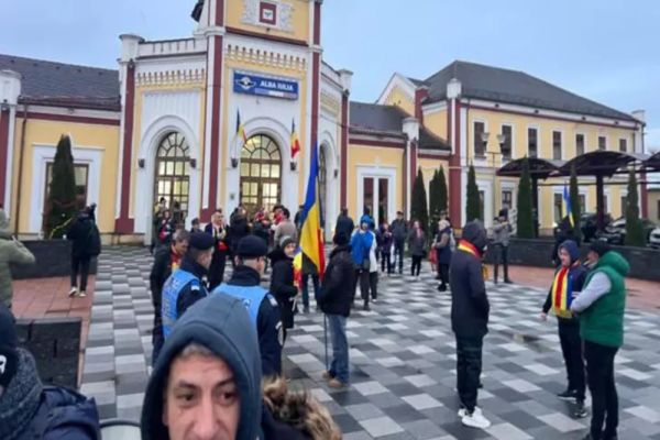 AUR unește românii de Ziua Națională în cel mai mare marș organizat la Alba Iulia: oamneii au început să se strângă în fața gării din oraș