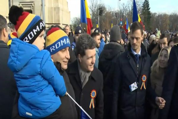 Nicușor Dan, HUIDUIT de mulțimea adunată la Focșani, pentru a serba Ziua Unirii - VIDEO