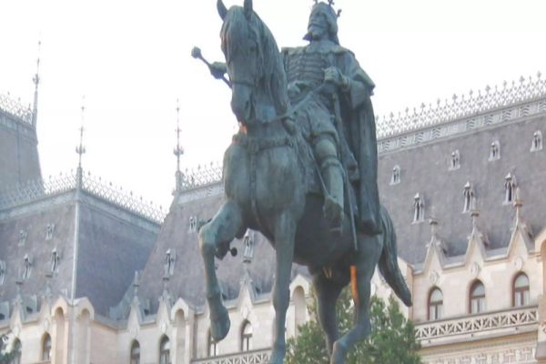 Secret ascuns în burta calului. Descoperire uluitoare în statuia lui Ștefan cel Mare din Iași - VIDEO