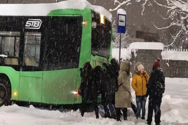 Blocaje masive în trafic, pe calea ferată și în aeroporturi. Bărbat găsit mort într-un taxi din Sectorul 1 al Capitalei
