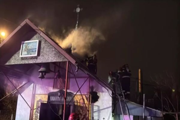 Incendiu izbucnit la o biserică din Tulcea: mobilier și icoane, distruse de incendiu