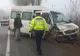 Șofer rănit după ce a intrat în plin într-un microbuz, după care s-a răsturnat