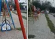 O gospodină a dat copiii afară din parc pentru că ea avea de bătut covoare!