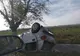 A scăpat nevătămat după ce s-a dat peste cap cu maşina 