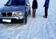 Doi bărbaţi, tată şi fiu, prinși cu SUV-urile pe pârtia de schi