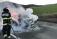 VIDEO Mașină în flăcări, panică pe șosea