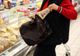 Tulceancă prinsă furând într-un supermarket