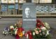 Alexei Navalnîi, onorat la București. Flori albe și lumânări în fața Ambasadei Rusiei, în memoria celui mai aprig opozant al lui Putin